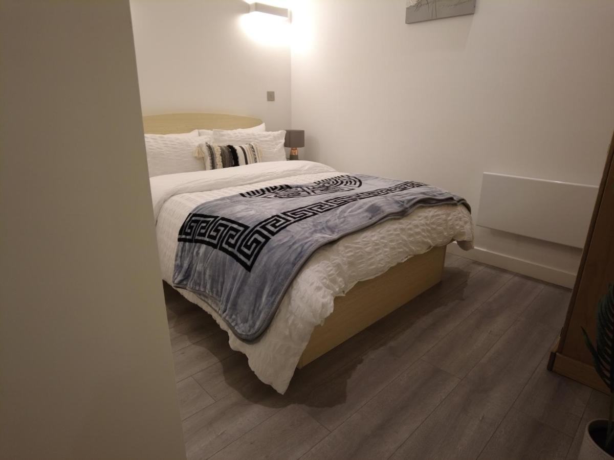 Stylish 2 Bedrooms, 2 Bathrooms With Workspace In Milton Keynes Esterno foto