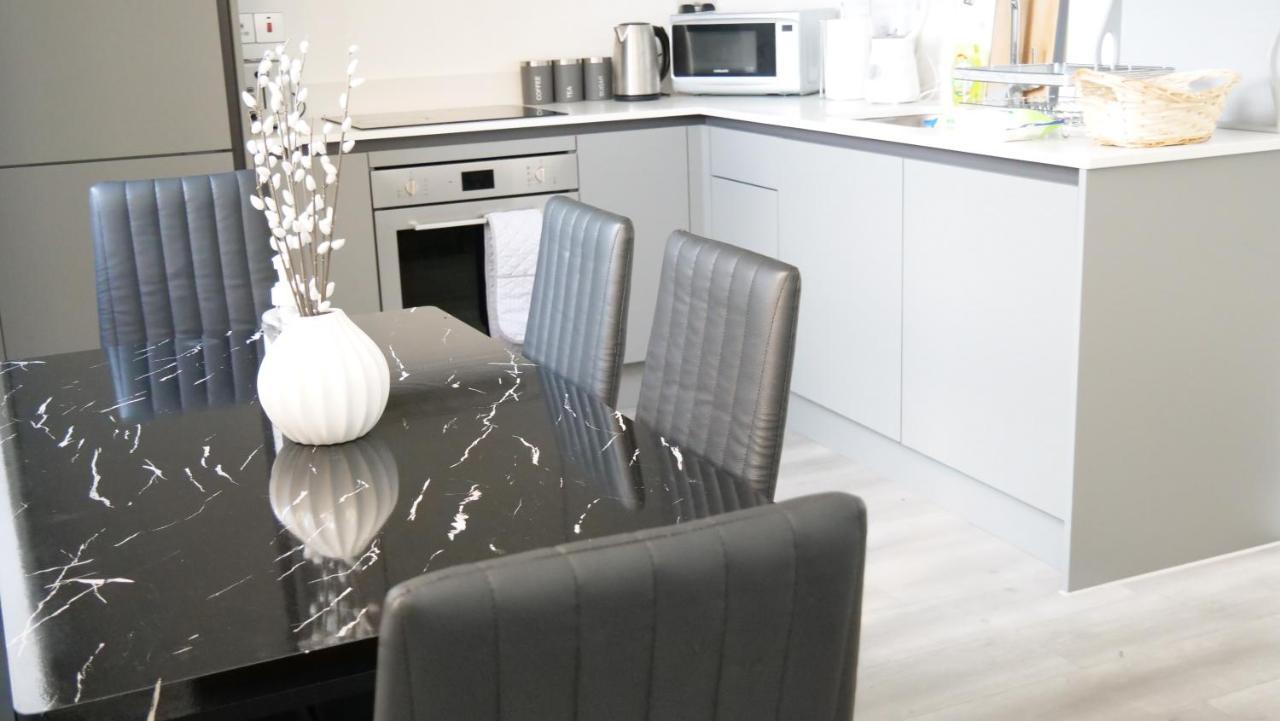 Stylish 2 Bedrooms, 2 Bathrooms With Workspace In Milton Keynes Esterno foto