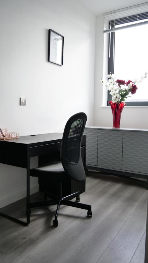 Stylish 2 Bedrooms, 2 Bathrooms With Workspace In Milton Keynes Esterno foto