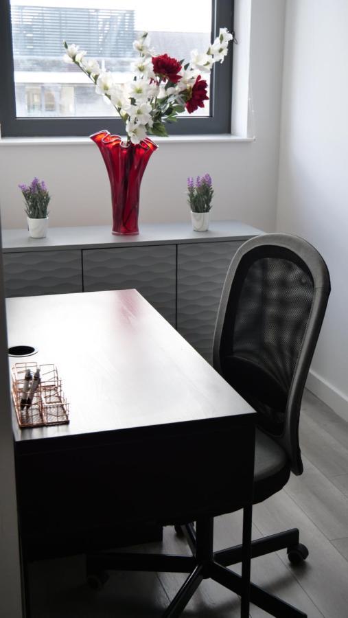 Stylish 2 Bedrooms, 2 Bathrooms With Workspace In Milton Keynes Esterno foto