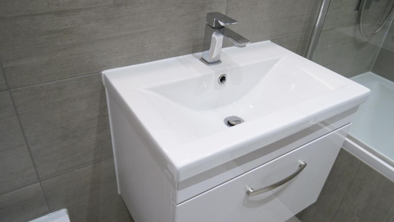 Stylish 2 Bedrooms, 2 Bathrooms With Workspace In Milton Keynes Esterno foto