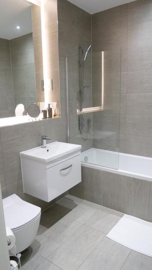 Stylish 2 Bedrooms, 2 Bathrooms With Workspace In Milton Keynes Esterno foto
